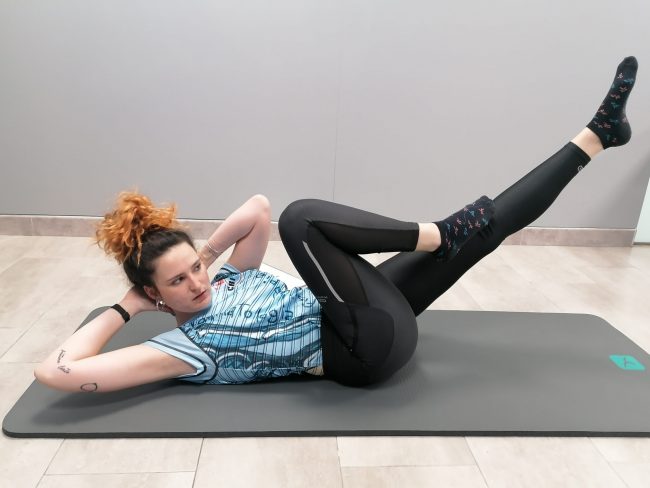 mujer realizando ejercicio en una esterilla 2